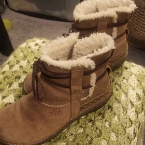 Womens ankle high uggs size 10 (fit like 9.5)